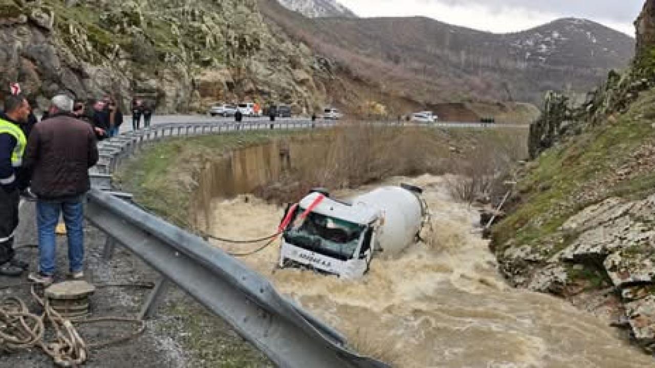 Bitlis'te Beton Mikseri Dereye Uçtu; 1 Ölü