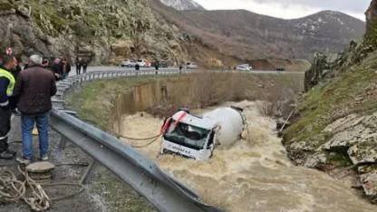 Bitlis'te Beton Mikseri Dereye Uçtu; 1 Ölü