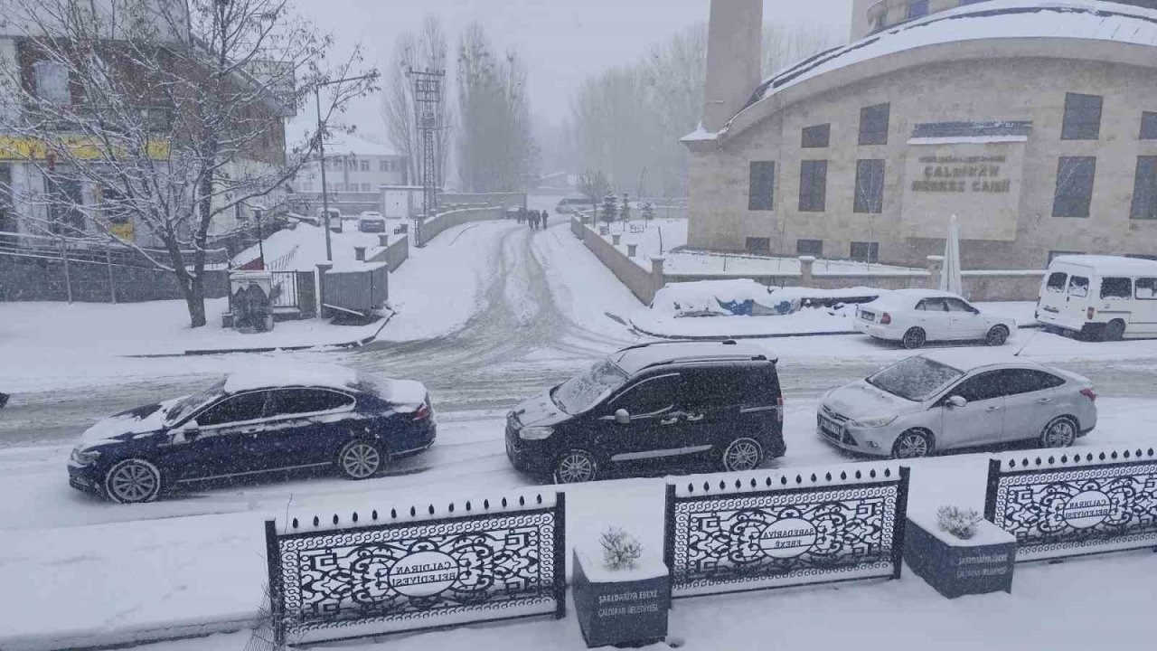 Çaldıran’da bahar beklenirken kış geri döndü