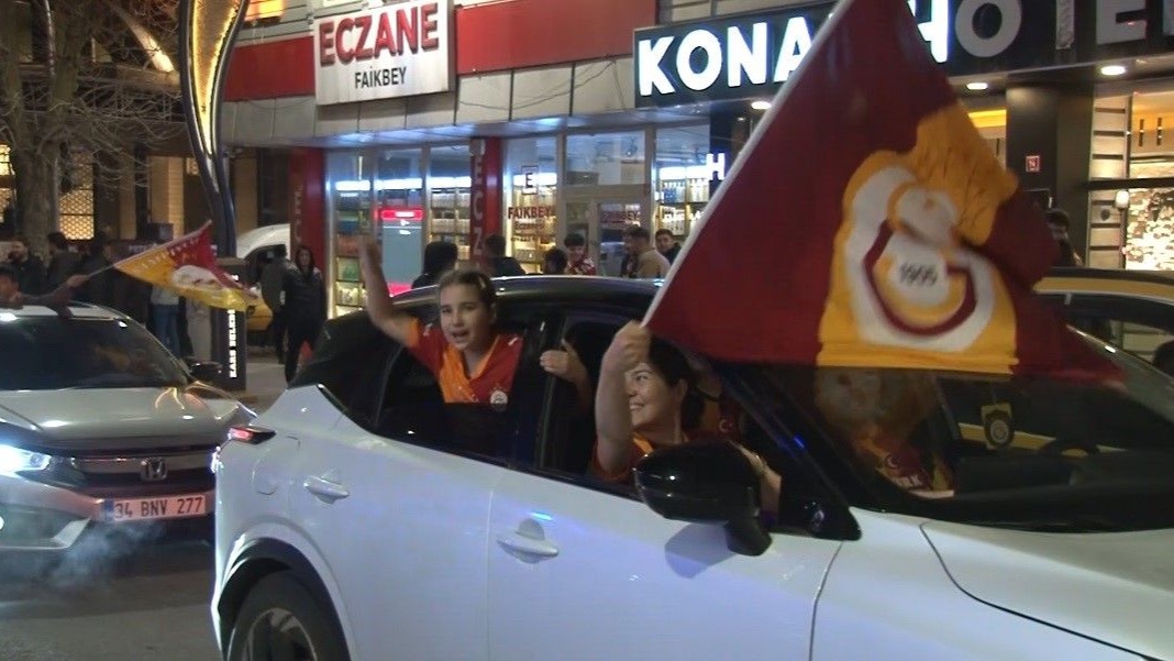 Derbi coşkusu: Sarı-kırmızılılar sokaklara akın etti