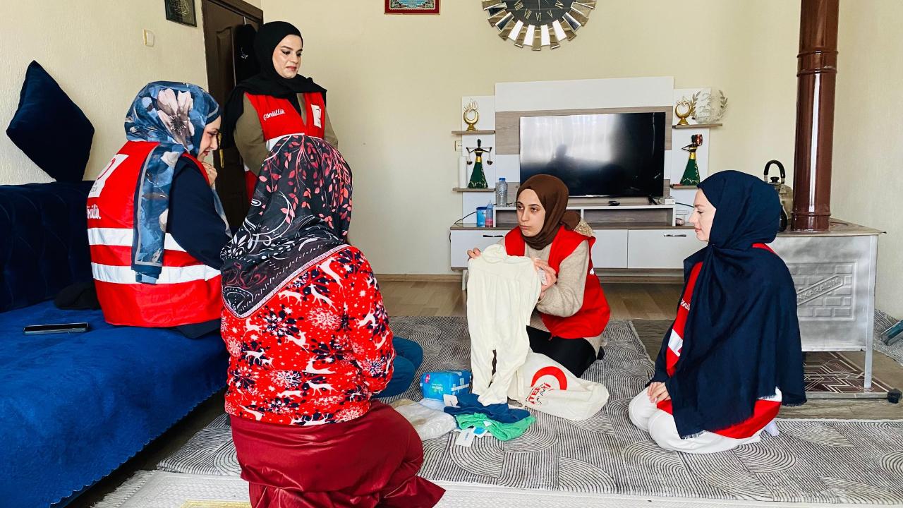 Doğubayazıt Kızılay’dan yeni doğan bebeklere sevgi bohçası