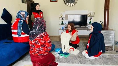 Doğubayazıt Kızılay’dan yeni doğan bebeklere sevgi bohçası