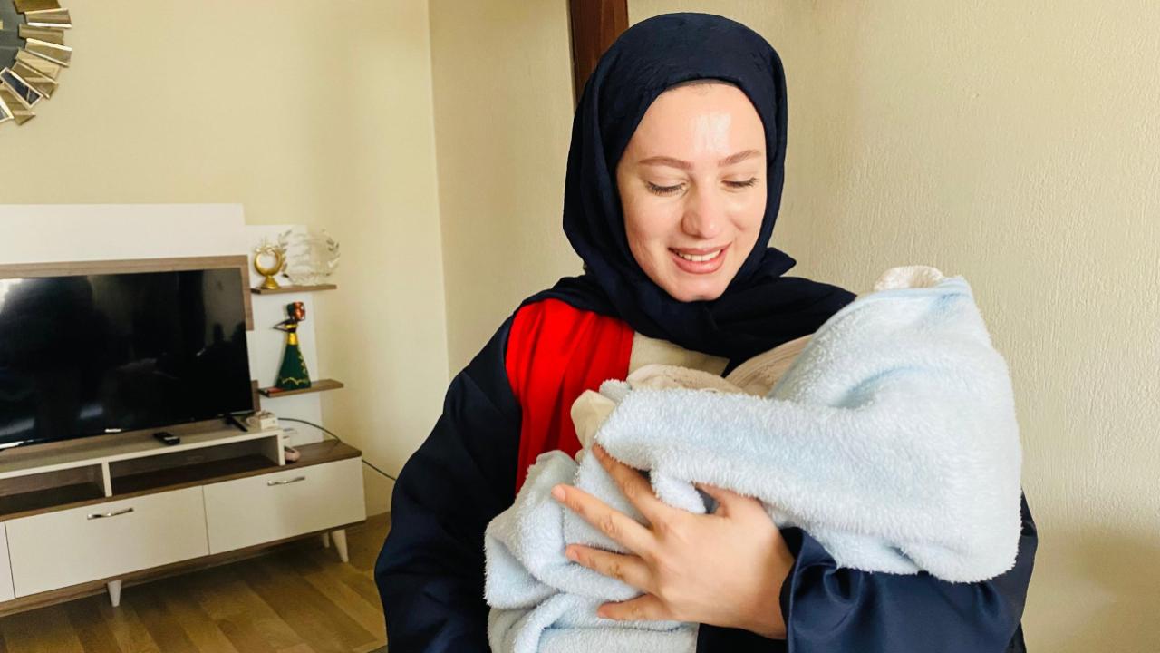 Doğubayazıt Kızılay’dan yeni doğan bebeklere sevgi bohçası