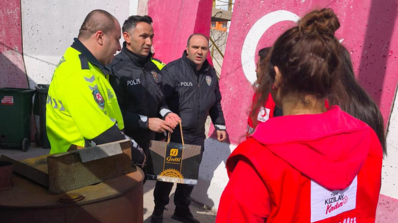 Doğubayazıt’ta polis ekiplerine anlamlı ziyaret