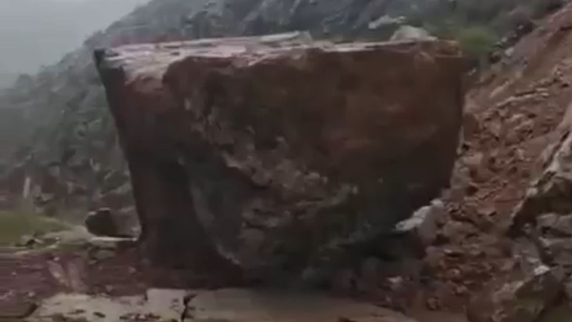 Düşen dev kaya parçası yolu ulaşıma kapattı