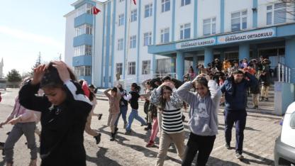 Erciş Belediyesi Tarafından Deprem Bilinci İçin Tatbikat Gerçekleştirildi