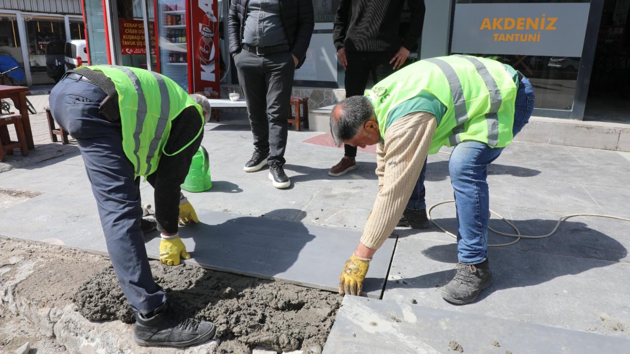Erciş'te Bozuk Kaldırımlar Onarılıyor