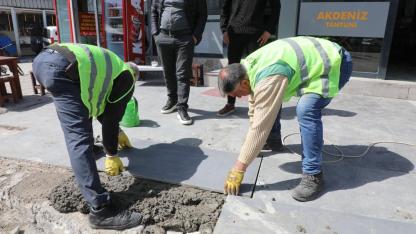 Erciş'te Bozuk Kaldırımlar Onarılıyor