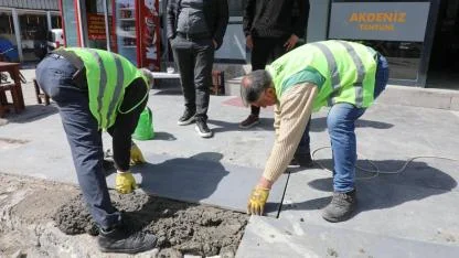 Erciş'te Bozuk Kaldırımlar Onarılıyor