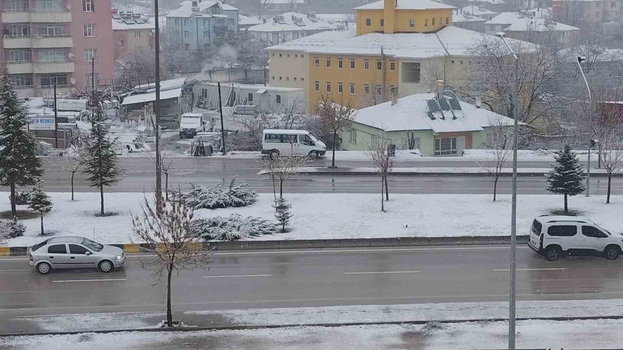 Erciş’te nisan ayında kar yağışı