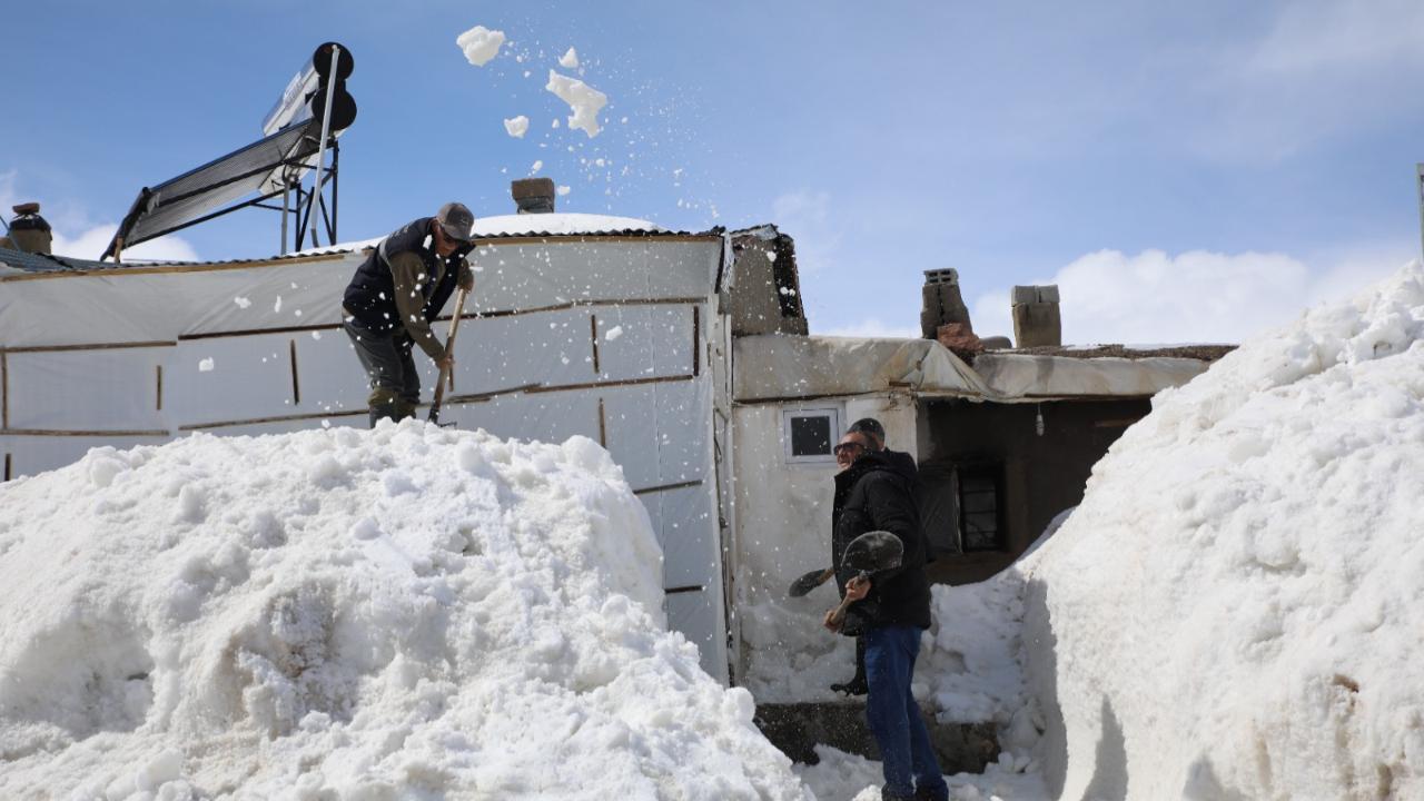 Erciş'te Nisan’da Dizboyu Kar