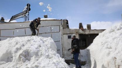 Erciş'te Nisan Ayında Diz Boyu Kar