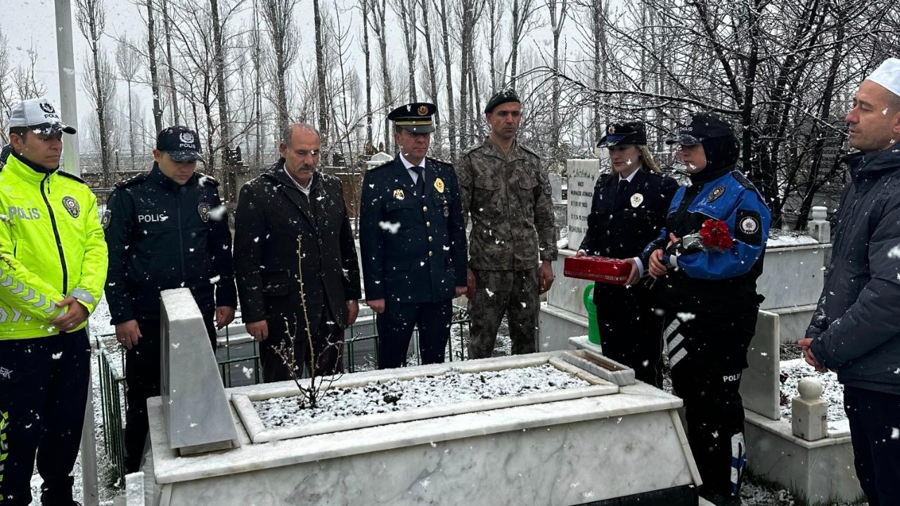 Erciş’te Polis Haftası’nda Şehitler Dualarla Anıldı
