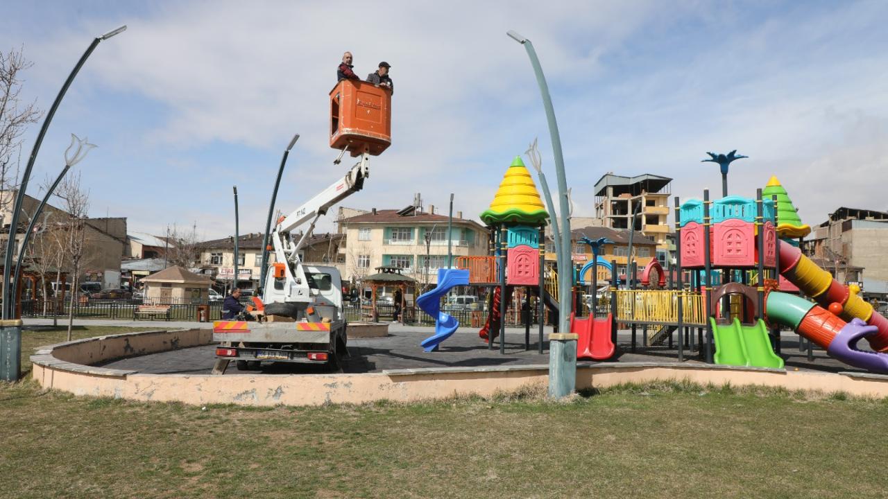 Erciş’teki Parklarda Aydınlatmalar Yenilendi