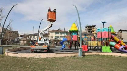 Erciş’teki Parklarda Aydınlatmalar Yenilendi