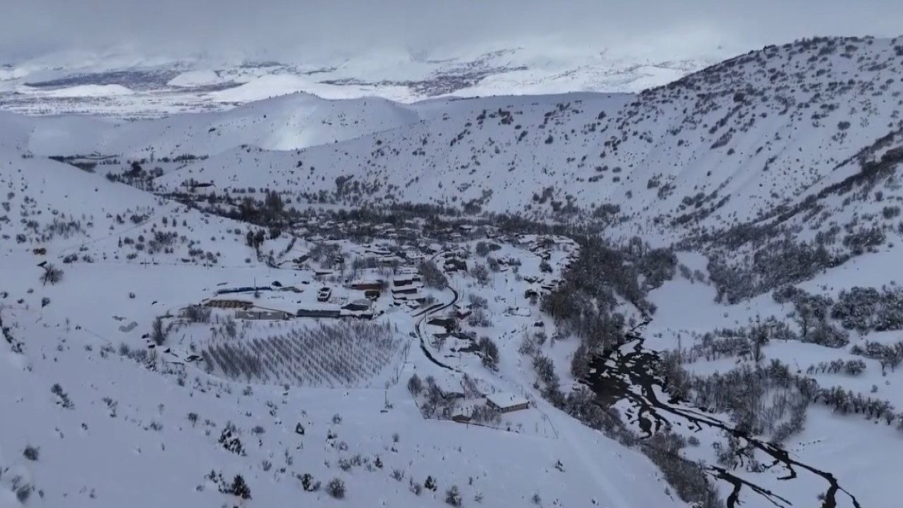 Erzincan Refahiye’de nisan ayında kar sürprizi
