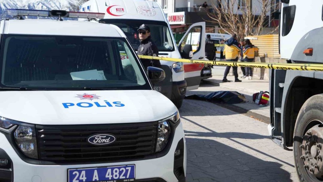 Erzincan'da trafik kazası; yaşlı kadın hayatını kaybetti