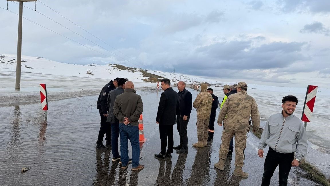 Erzurum Karayazı’da gölet taştı, yol ulaşıma kapatıldı