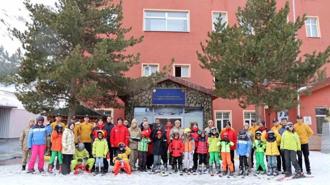 Erzurum Palandöken’de sevgiye uzanan jandarma eli
