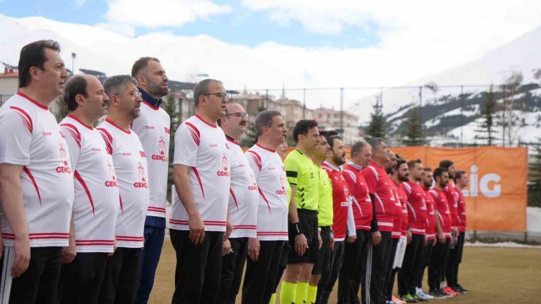 Erzurum protokolü ve Erzurumsporlu yıldızlar gençler için sahaya indi