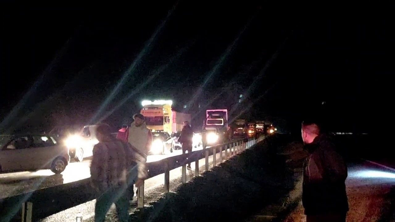 Erzurum'da tır yan yattı, yol trafiğe kapandı: 1 yaralı
