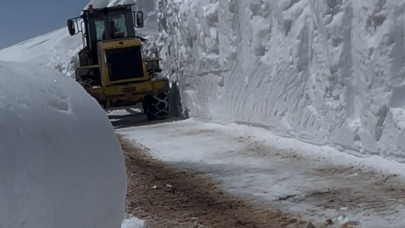 Erzurum'un 2443 rakımında kar mesaisi