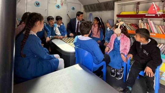 Gezici kütüphane köy okulu öğrencileri ile buluştu