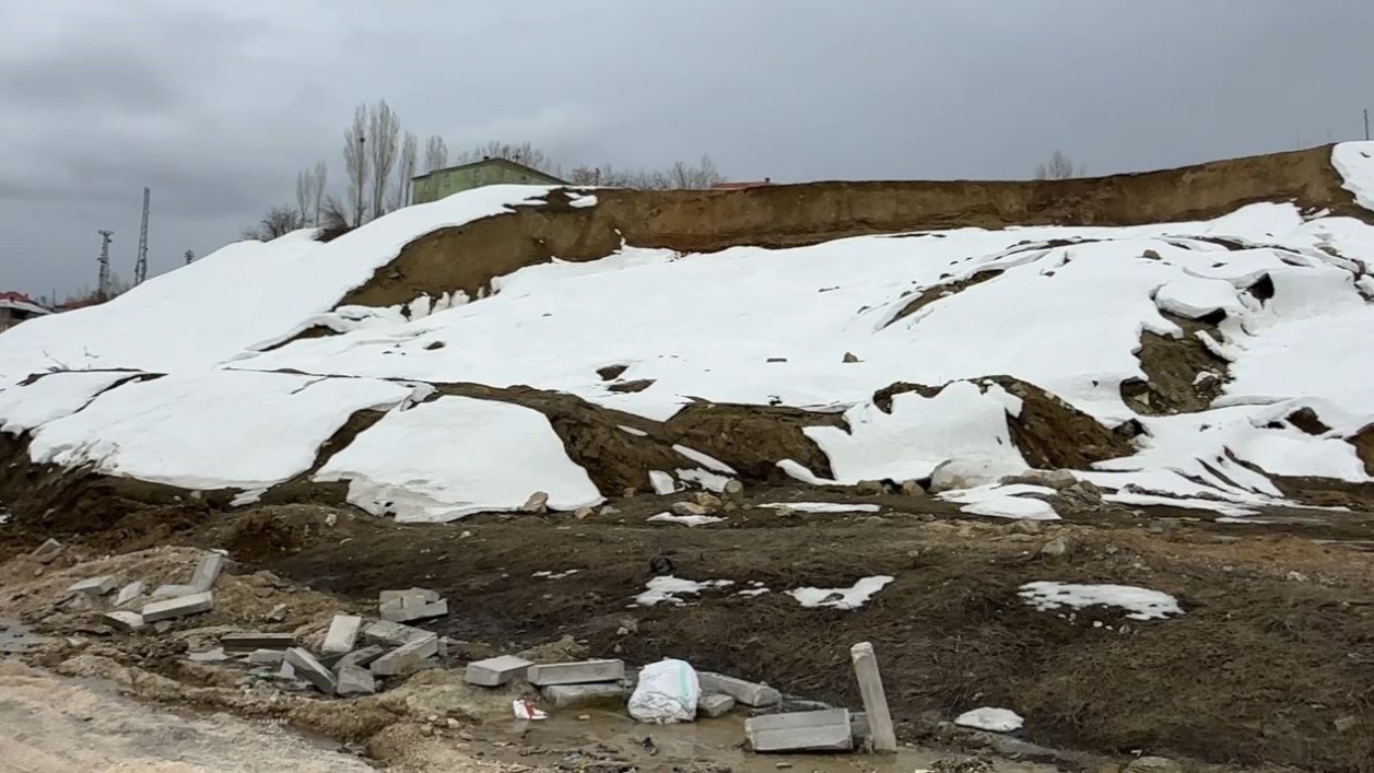 Hakkari Yüksekova’da heyelan bölgesinde çalışmalar sürüyor