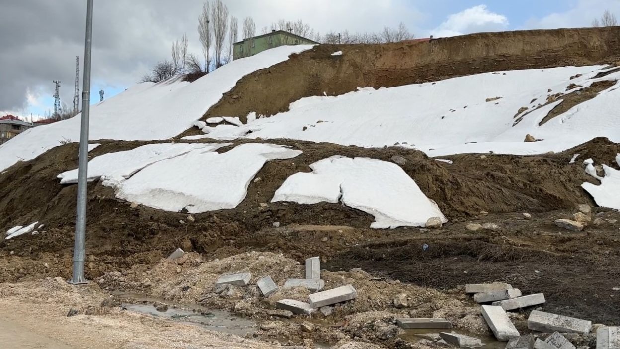 Hakkari Yüksekova’da heyelan: Trafik 3 gündür tek şeritten sağlanıyor