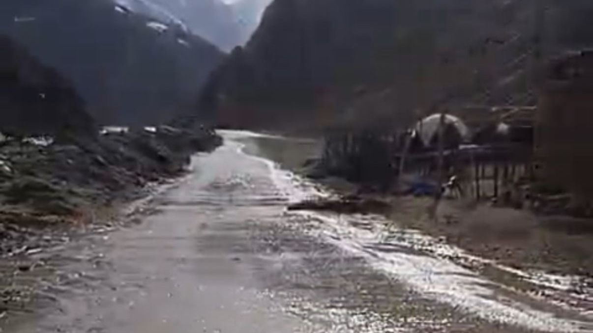 Hakkari'de ahırları su bastı: Mahsur kalan hayvanlar kurtarıldı