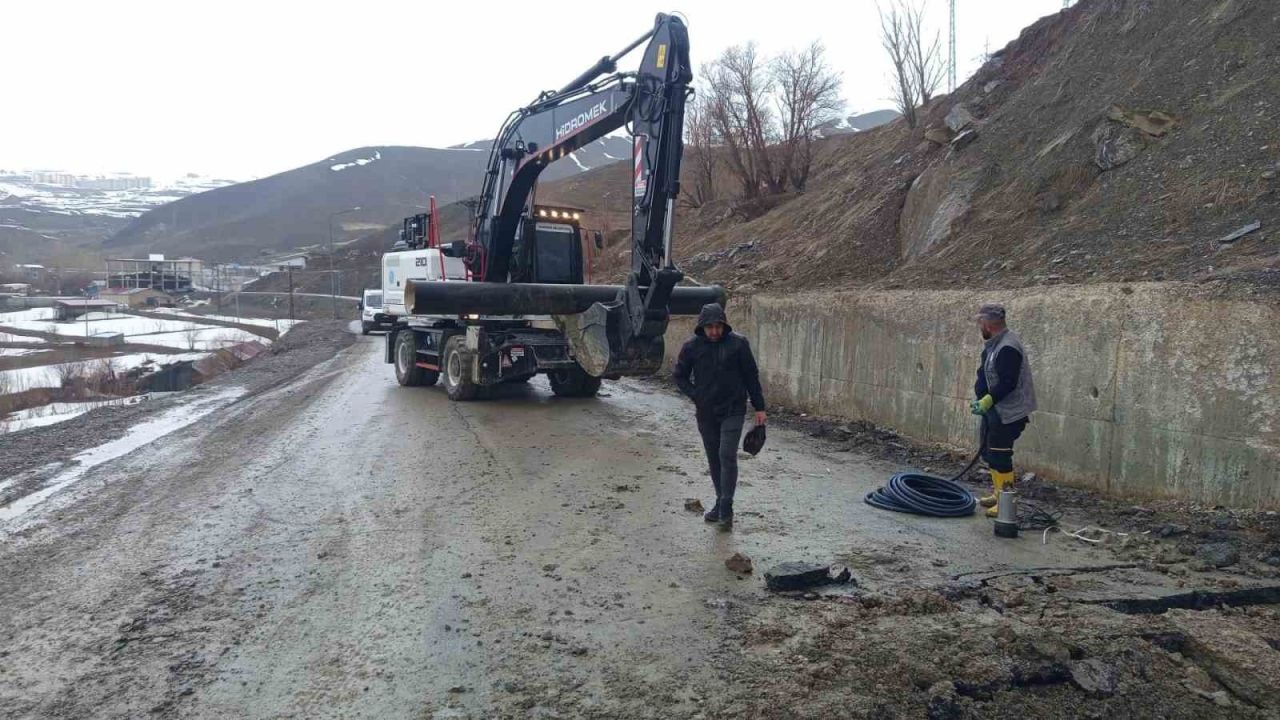 Hakkari'de toprak kayması su hattını vurdu