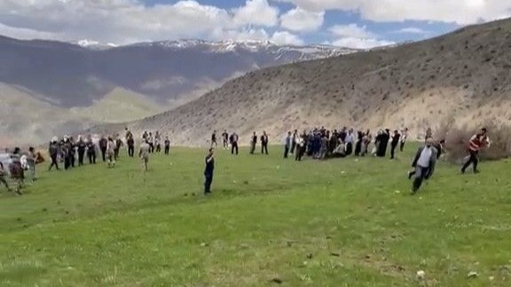 Helikopter ambulans kayalıklardan düşen genç için havalandı