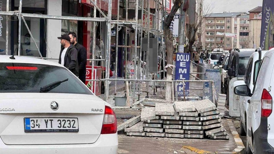 Iğdır’da binadaki dış cephe çalışmasında güvenlik ihmali