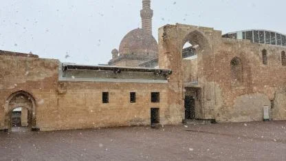 İshak Paşa Sarayı Nisan’da Beyaza Büründü (Videolu Haber)