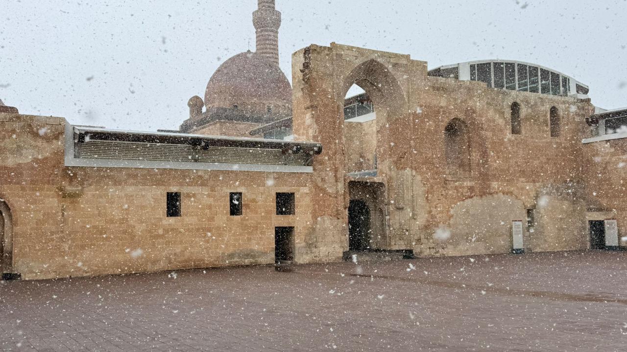 İshak Paşa Sarayı Nisan’da Beyaza Büründü (Videolu Haber)