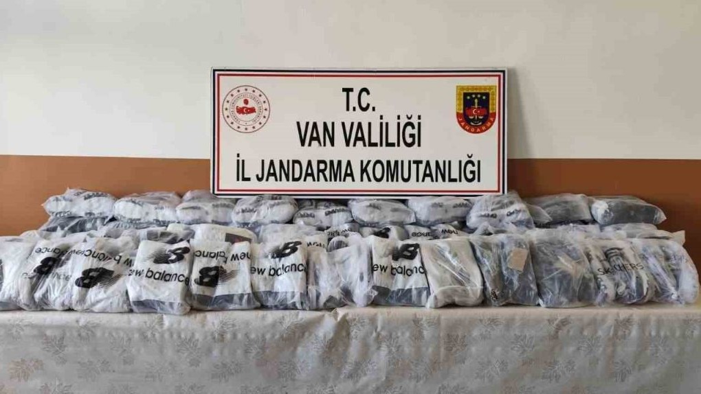 Jandarma Van Başkale'de 4 milyon 100 bin lira değerinde gümrük kaçağı malzeme ele geçirdi