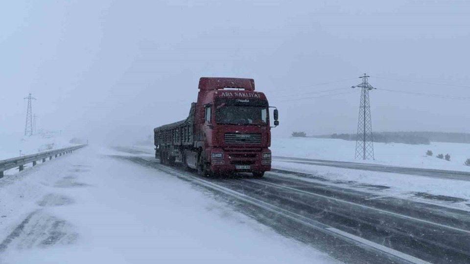 Kapalı olan Ardahan-Ardanuç kara yolu ulaşıma açıldı