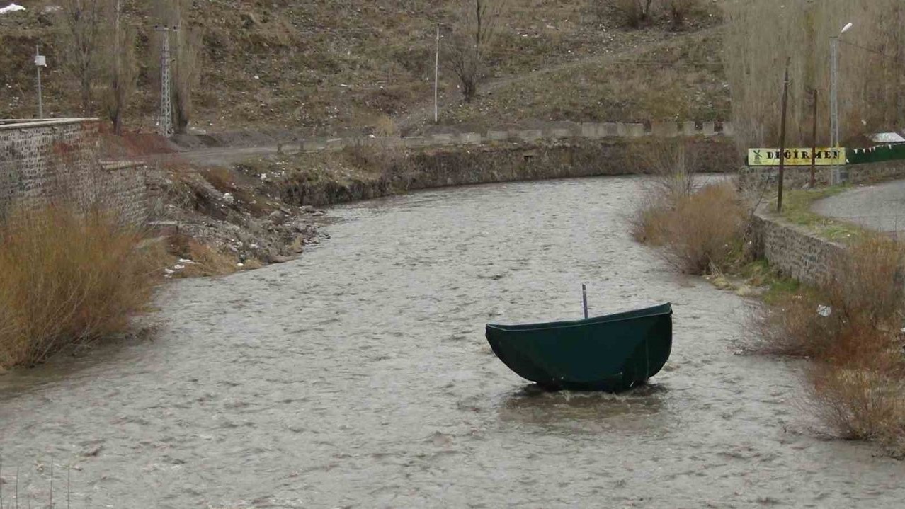 Karların erimesi ile Kars Çayı’nın debisi yükseldi