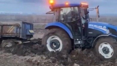 Kars’ta çamura saplanan traktörler güçlükle kurtarıldı
