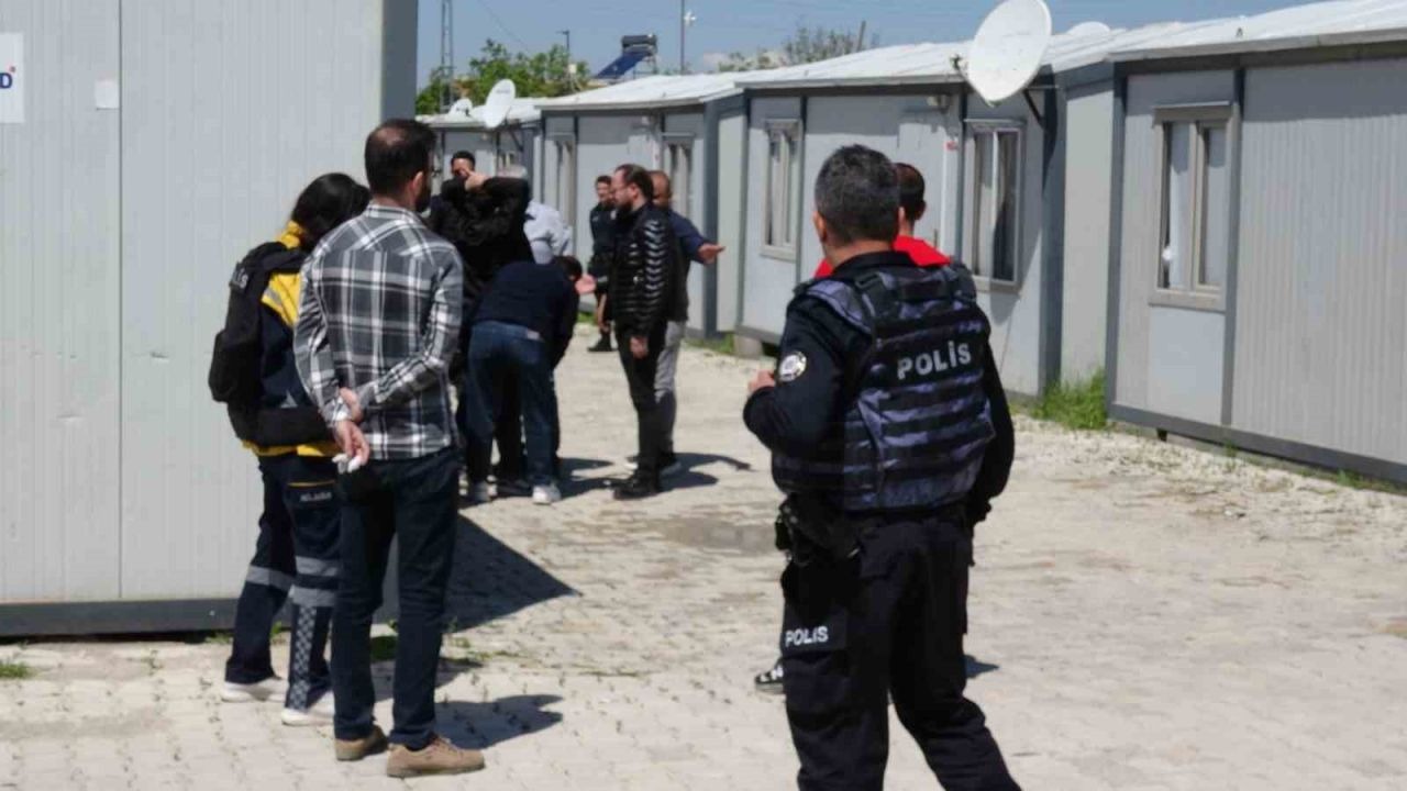 Kendini konteynere kilitleyen genç polisi alarma geçirdi