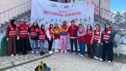 Kızılay gönülleri Ağrı’da 23 Nisan’da çocuklarla buluştu