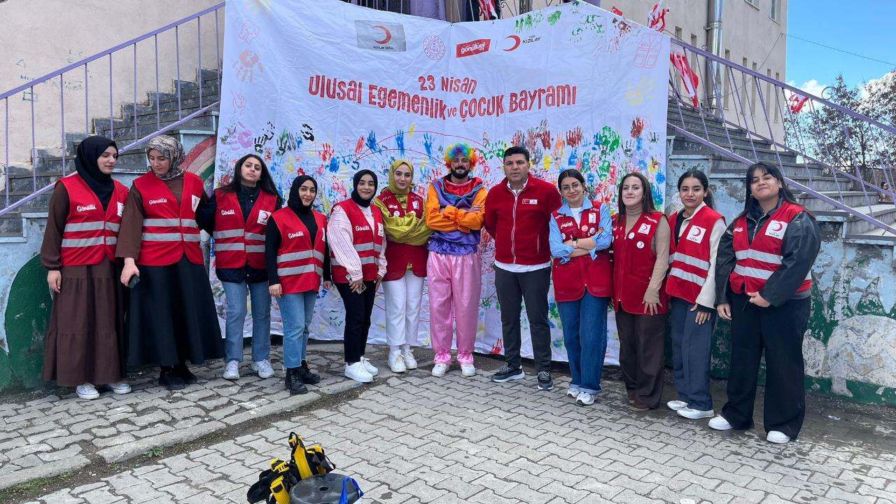 Kızılay gönülleri Ağrı’da 23 Nisan’da çocuklarla buluştu