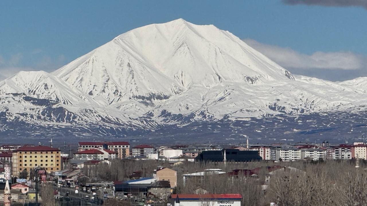Kösedağ baharda da beyaz örtüsünü koruyor