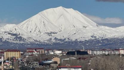 Kösedağ baharda da beyaz örtüsünü koruyor