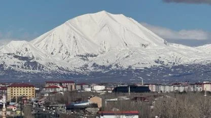 Kösedağ baharda da beyaz örtüsünü koruyor