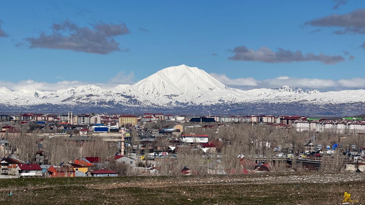 Kösedağ baharda da beyaz örtüsünü koruyor