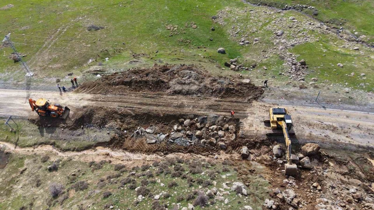 Muş-Kulp Yolunda Heyelan: Yol Çöktü, Araçlar Mahsur Kaldı