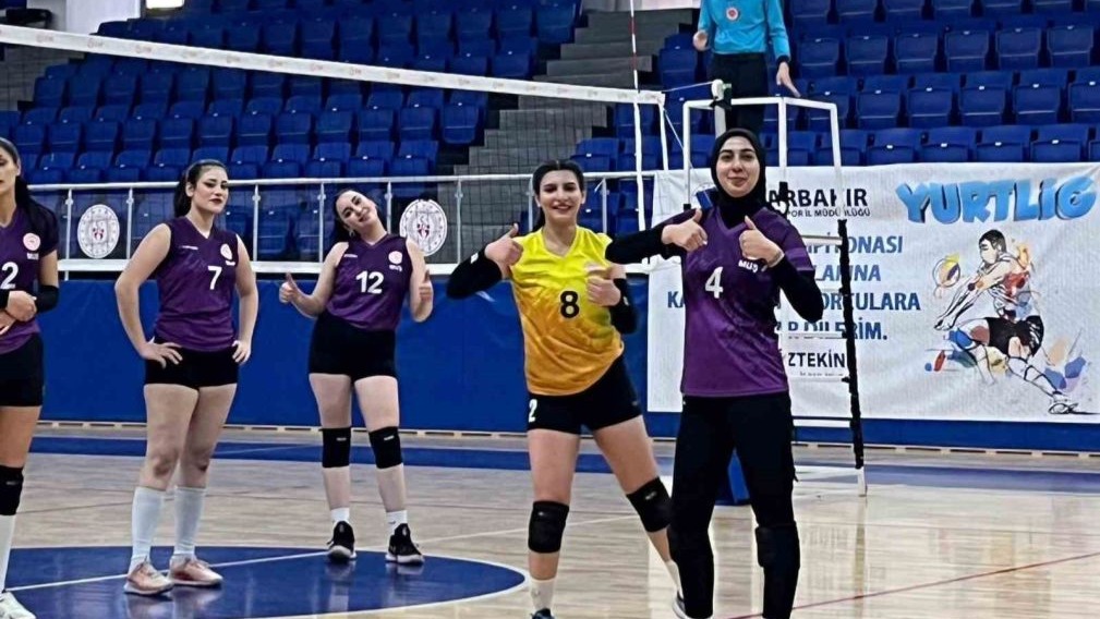 Muş Sultan Alparslan Yurdu Kız Voleybol Takımı yarı finale yükseldi
