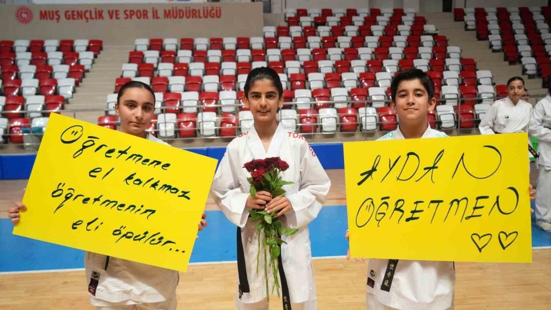 Muş’ta 300 karateciden öğretmenlerine anlamlı sürpriz