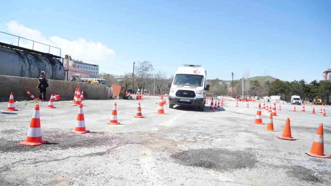 Muş'ta ambulans sürücülerine sürüş eğitimi